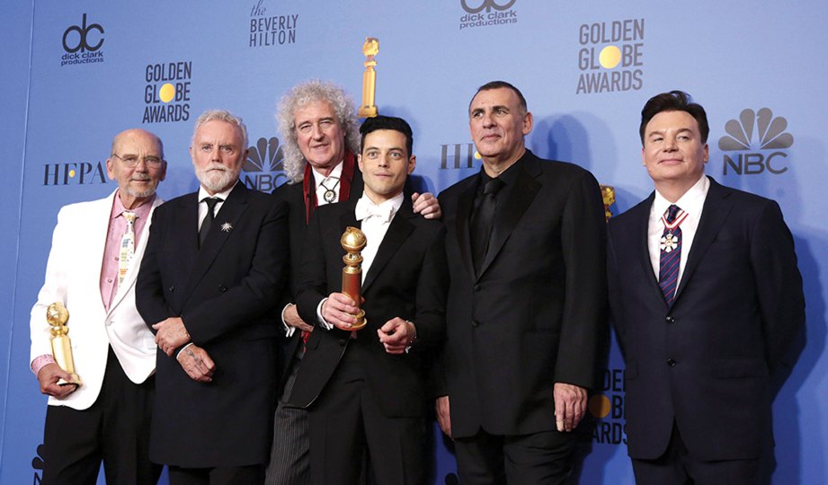 DARI kiri, anggota Queen iaitu Jim Beach, Roger Taylor dan Brian May bersama Rami Malek, Graham King serta Mike Myers. FOTO EPA