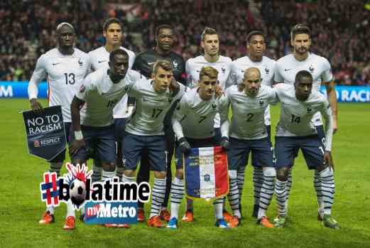 Cabaran Perancis bakal dipikul Olivier Giroud (berdiri, kanan sekali) dan Anthony Martial (berdiri, dua dari kanan) selaku tuan rumah Euro 2016. - Pix AFP 