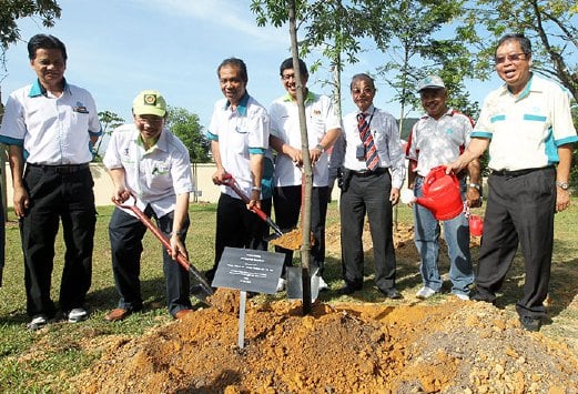 DR Abdul Rahim (dua dari kiri) dan Dr Abdul Latif (tiga dari kiri) menanam pokok.