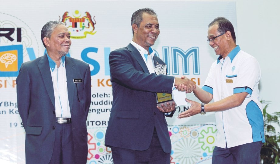 DR Abdul Latif (dua dari kiri) menyampaikan Anugerah Inovasi Terbaik FRIM kepada Dr Hamdan Hussain.