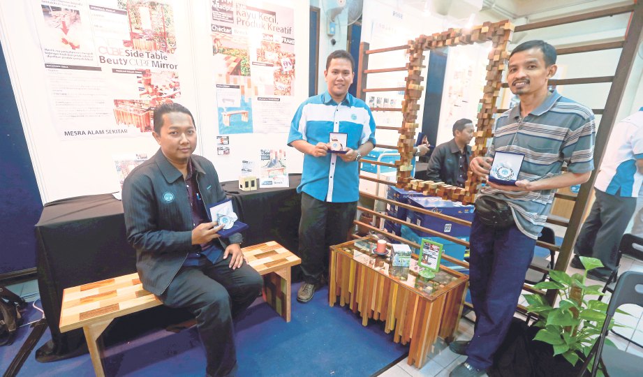 KUMPULAN reka cipta daripada reja kayu kepada produk, Khairul Masseat (kiri), Mohd Nazri Abd Latiff dan Muhammad Adzam Ahmad.