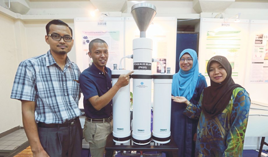 KUMPULAN reka cipta untuk pengukur Hujan H20 (dari kiri) Mohd Azhari Faidi, Shahzerul Hisam, Siti Aisah Shamsuddin dan Rashidah Hassim.