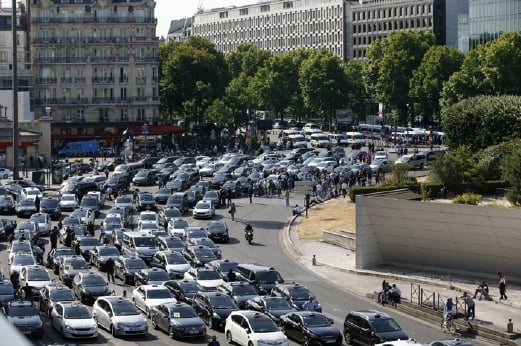 Pemandu teksi berkumpul di Porte Maillot, menghalang laluan lebuh raya mengelilingi Paris. - Foto REUTERS