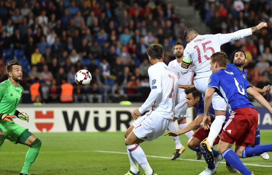RAMOS menjaringkan gol pertama Sepanyol hasil umpanan Silva. -Foto AFP