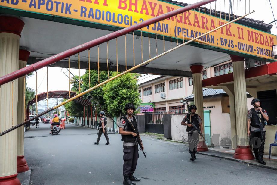 POLIS Indonesia berkawal di ibu pejabat polis selepas menembak mati dua militan. FOTO EPA