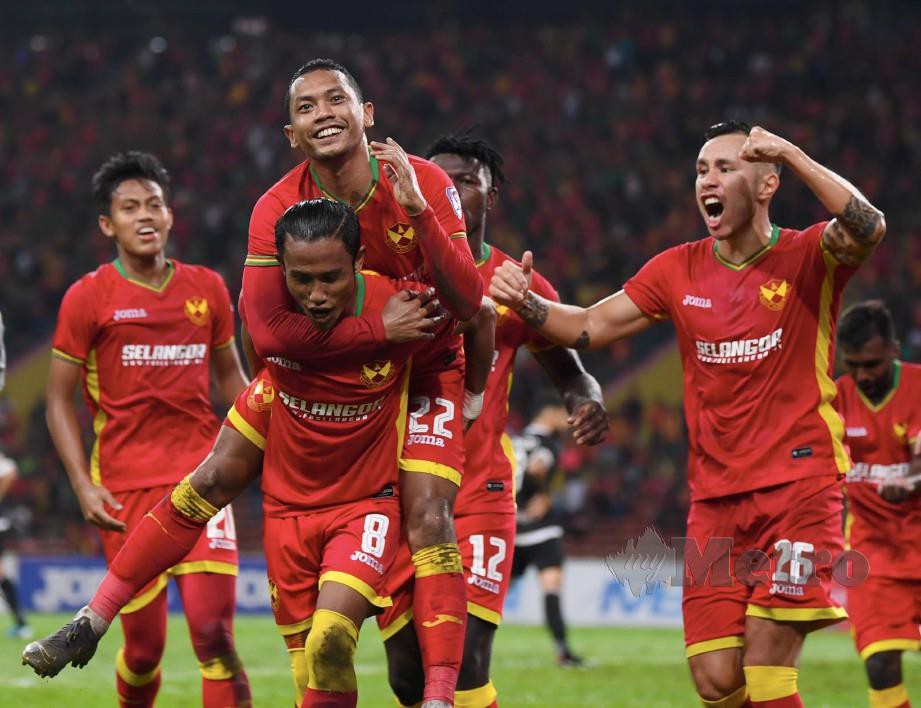 SYAZWAN Zainon meraikan gol pertama bagi Selangor pada perlawanan suku akhir Piala Malaysia 2019 antara pasukan Selangor bertemu Perak di Stadium Shah Alam. FOTO BERNAMA