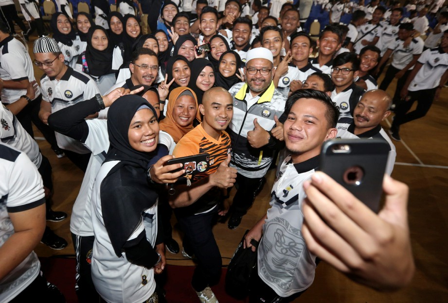 AZIZULHASNI (tengah) bersama Atlet SUKMA Terengganu pada majlis penyerahan bendera Kontinjen Terengganu SUKMA XIX, Perak 2018 di Stadium Tertutup Kompleks Sukan Gong Badak. -Foto GHAZALI KORI