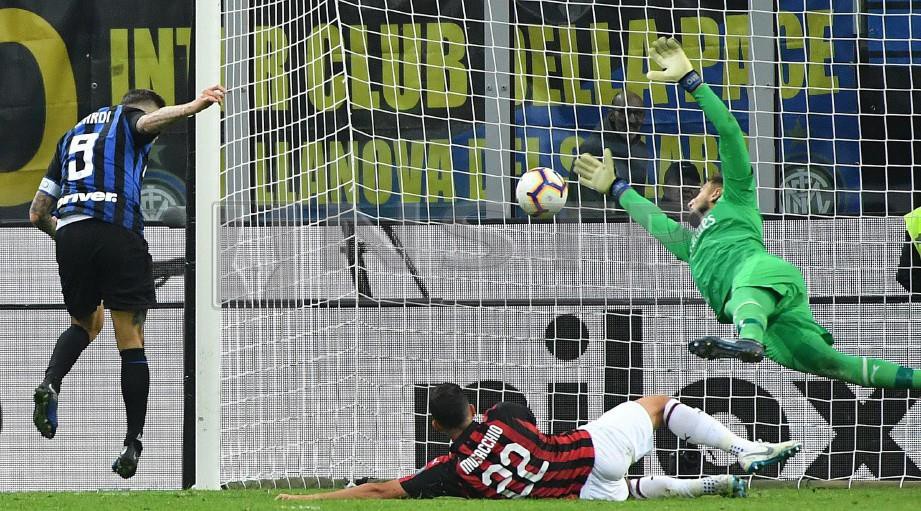 ICARDI (kiri) jaring gol kemenangan Inter ketika bertemu Milan. -Foto EPA