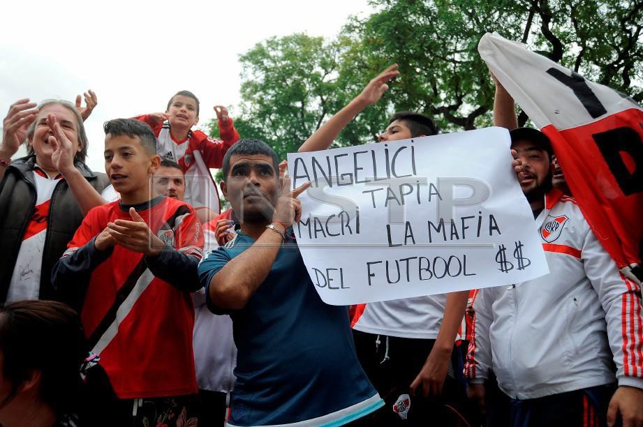 PENYOKONG River Plate membantah aksi Copa Libertadores dimainkan di Madrid. -Foto AFP