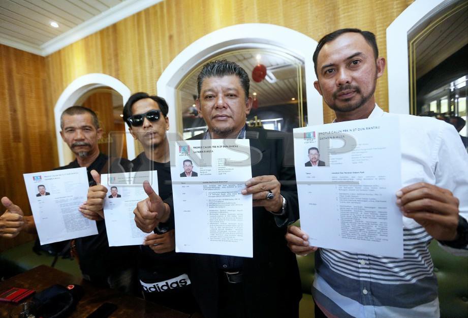 ZULJIMMYKIFLI (dua dari kanan) bersama ahli PKR  menyatakan sokongan kepada Saparin sebagai calon Dun Rantau. -Foto HAZREEN MOHAMAD