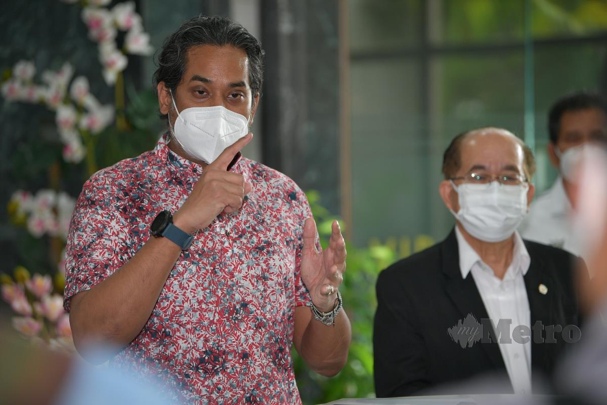 Khairy Jamaluddin (kiri) bercakap pada sidang media selepas mempengerusikan Mesyuarat Khas Imunisasi dan Pengurusan Pandemik di Wisma Bapa Malaysia di Petra Jaya hari ini. FOTO BERNAMA
