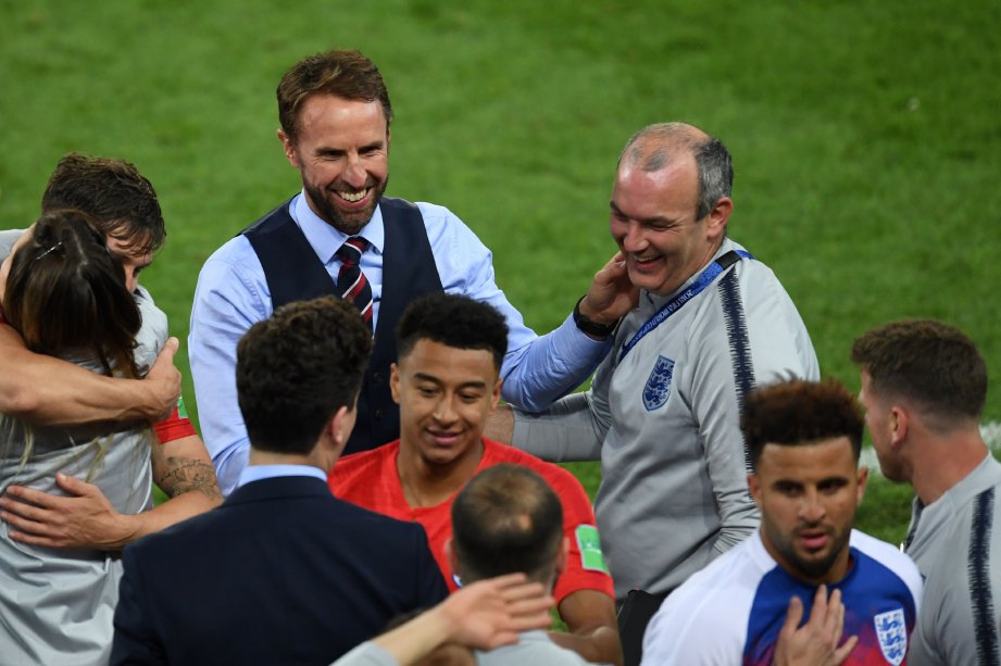 SOUTHGATE (atas tengah) meraikan kejayaan England mara ke suku akhir Piala Dunia. -Foto AFP
