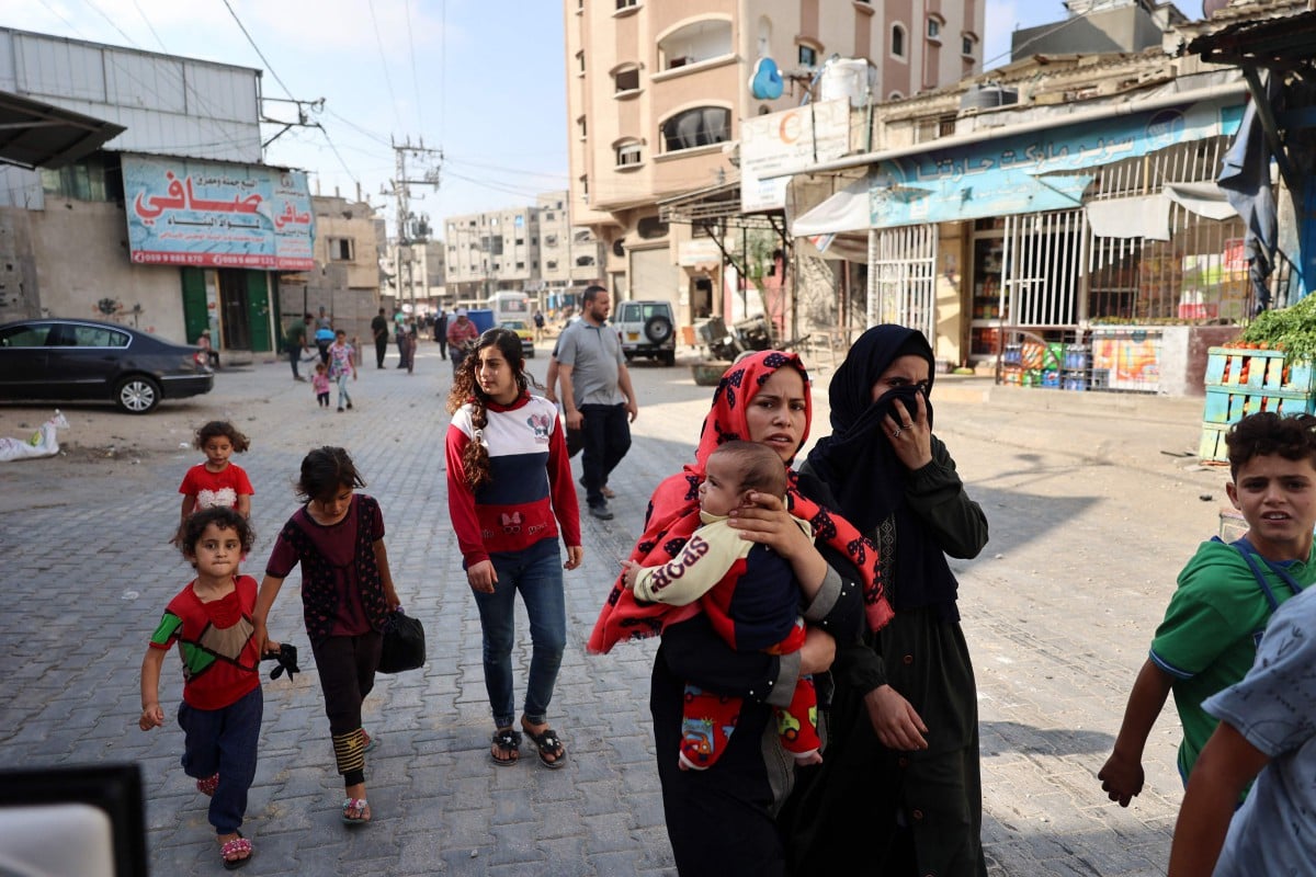 PENDUDUK Gaza mula berlindung yang lebih selamat daripada serangan rejim zionis. FOTO AFP