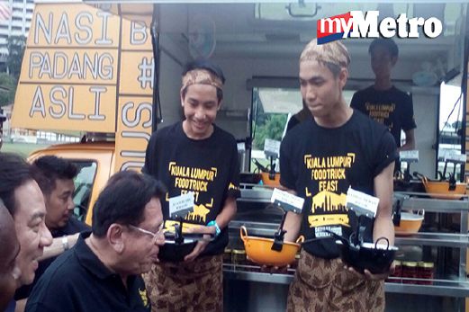 Tengku Adnan melawat salah satu trak makanan di Kuala Lumpur Food Truck Feast di Dataran Merdeka, hari ini. FOTO Ghazali Kori