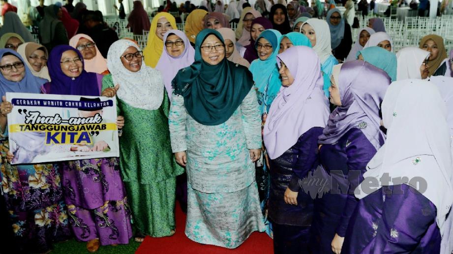 FUZIAH (tengah) bersama sebahagian ahli Pertubuhan Pembangunan Wanita Che Siti Wan Kembang (CSWK). FOTO Syamsi Suhaimi. 