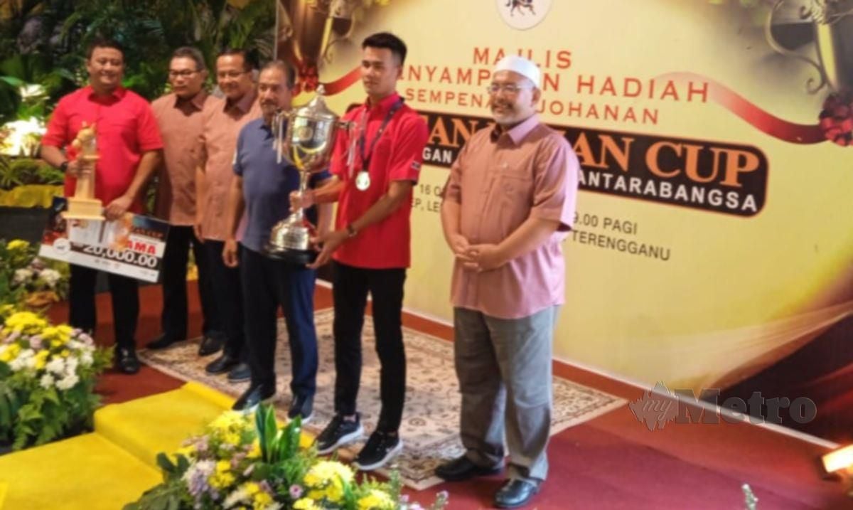 SULTAN Mizan  menyampaikan hadiah kepada pemenang kejohanan Sultan Mizan Cup 2022 International Endurance Park (TIEP) Lembah Bidong, di sini, hari ini. FOTO Faizul Azlan Razak