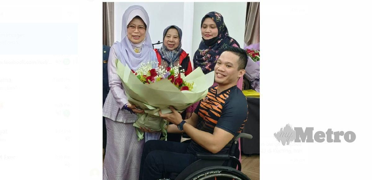 NUR Syaiful menerima jambangan bunga daripada Fatimah pada Majlis Meraikan Atlet Para APG 2023 di Kuching, hari ini.  FOTO Mohd Roji Kawi