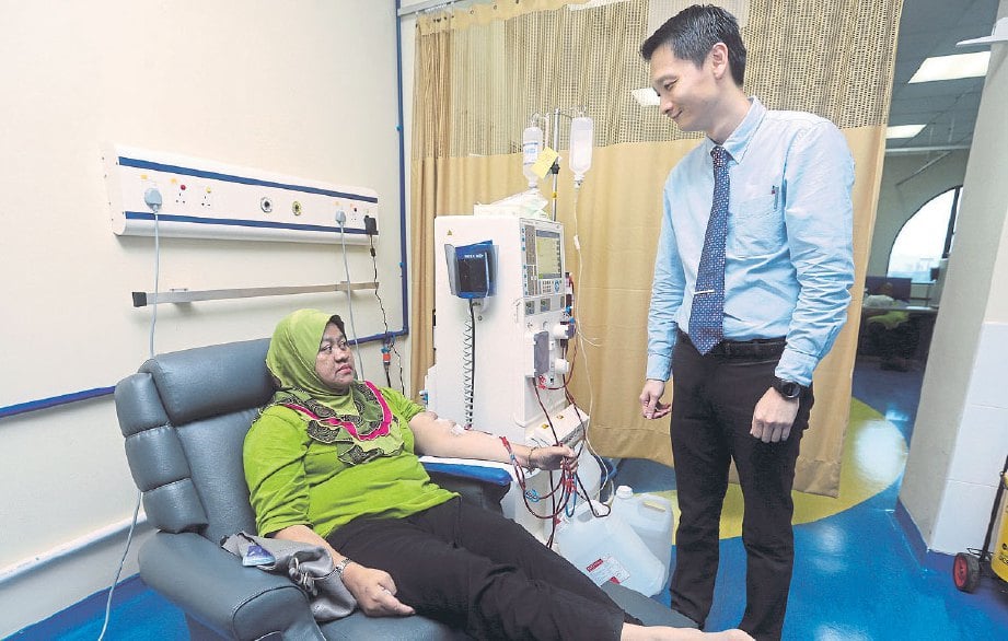 DR Ng Eng Khim melawat Rosmarya yang menjalani rawatan hemodialisis.