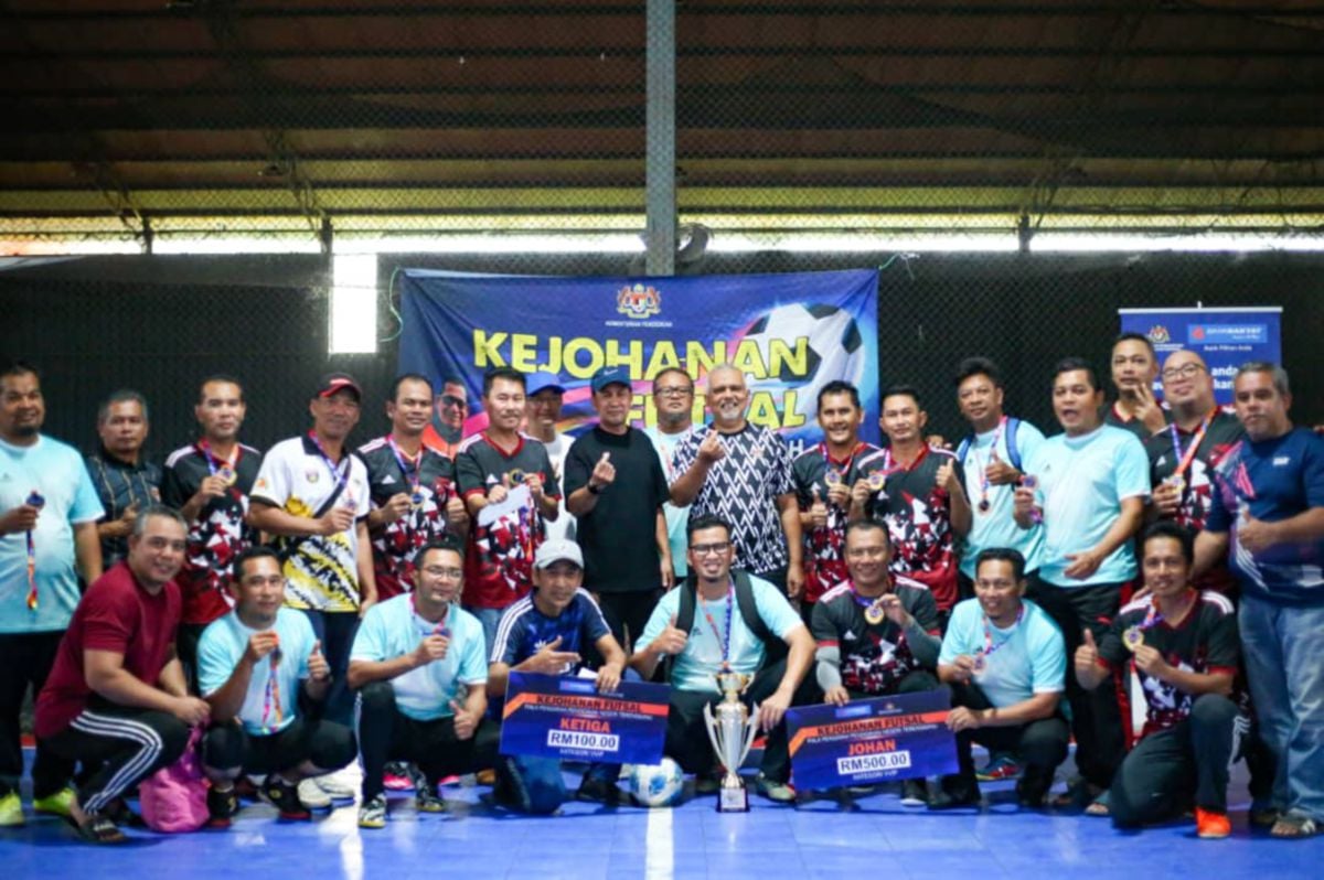 TIMBALAN Ketua Pengarah Pendidikan Malaysia, Shafruddin Ali Hussin (tengah) bersama pemenang Kejohanan Futsal Piala Pengarah JPNT. FOTO JPNT