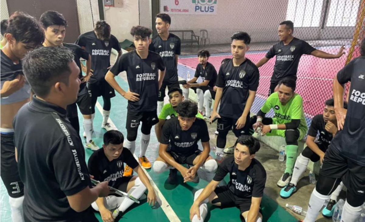 SHAFILY memberi tunjuk ajar kepada pemainnya. FOTO Futsal Terengganu