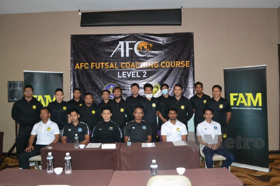Chun Yong (duduk, tiga dari kiri) bersama peserta yang menyertai Kursus Kejurulatihan Futsal Tahap Dua AFC di Kuantan. FOTO Asrol Awang