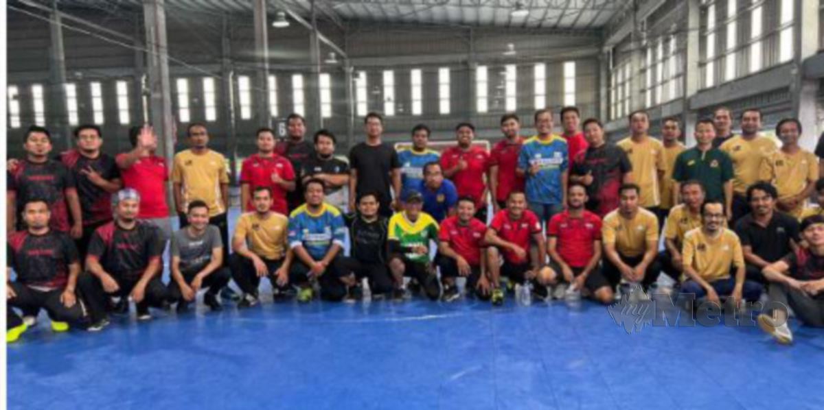 SEBAHAGIAN pengamal media dari Kedah, Perlis dan Pulau Pinang yang menyertai Kejohanan Futsal Media Utara 2022, semalam. FOTO IZAD THAQIF HASSAN