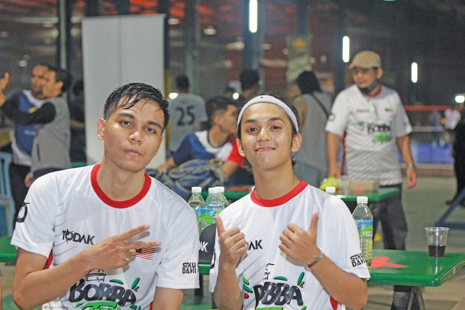  FAREEZ dan Aiman antara artis yang turut beri sokongan bermain futsal.