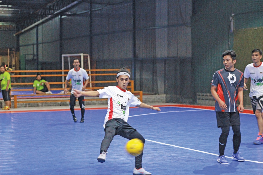 AKSI Aiman ketika bermain futsal.