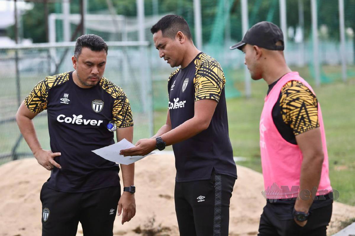 Nafuzi (tengah) ketika sesi latihan menjelang perlawanan Liga Super menentang Kedah Darul Aman FC di Stadium Sultan Mizan Zainal Abidin semalam. FOTO Ghazali Kori
