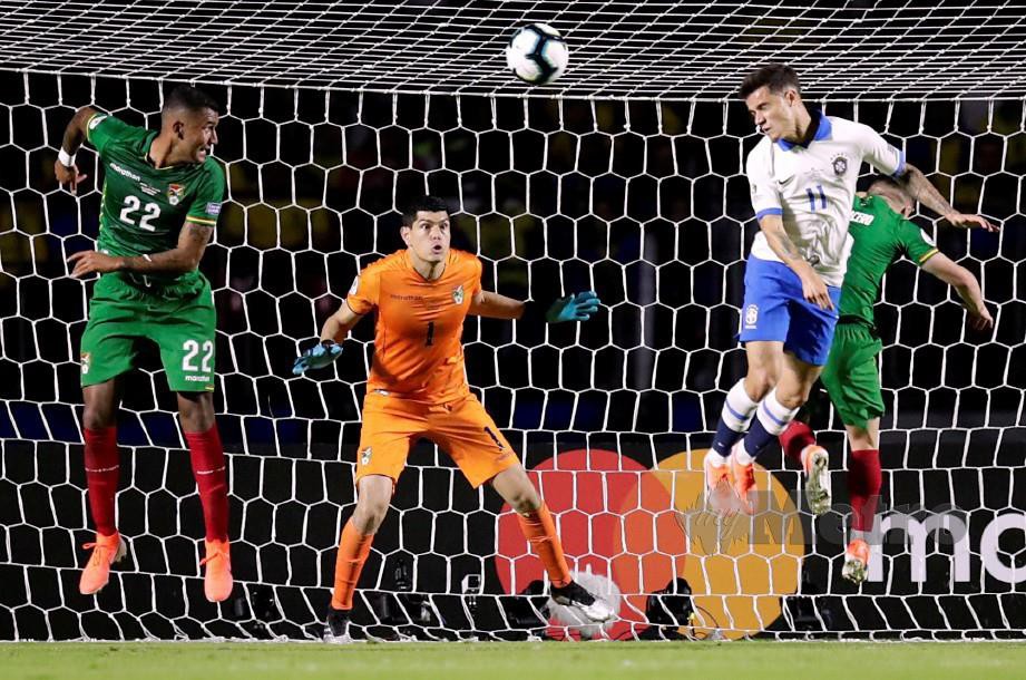 COUTINHO (dua dari kanan) jaring dua gol bantu Brazil benam Bolivia.  -Foto Reuters