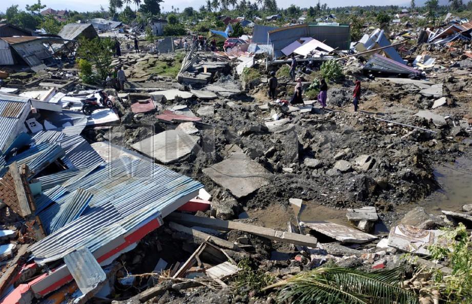 ANTARA kawasan kediaman yang rosak teruk akibat gempa bumi dan tsunami di Palu. -Foto Reuters