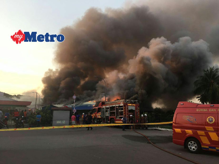 Kebakaran yang memusnahkan 23 daripada 31 gerai menjual ayam di Pasar Awam Kluang, petang tadi. FOTO Adnan Ibrahim