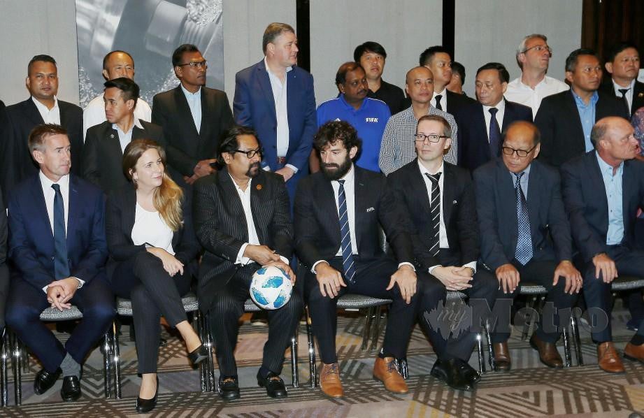 Subahan Kamal (duduk, tiga kiri) berkata sesuatu dengan Zimmermann (duduk, empat kanan) pada majlis perasmian bengkel serantau - Program bola sepak untuk sekolah FIFA.