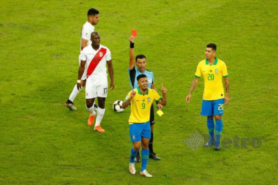 Gabriel Jesus (depan) dilayangkan kad merah pada aksi final Copa America, bulan lalu. FOTO Agensi