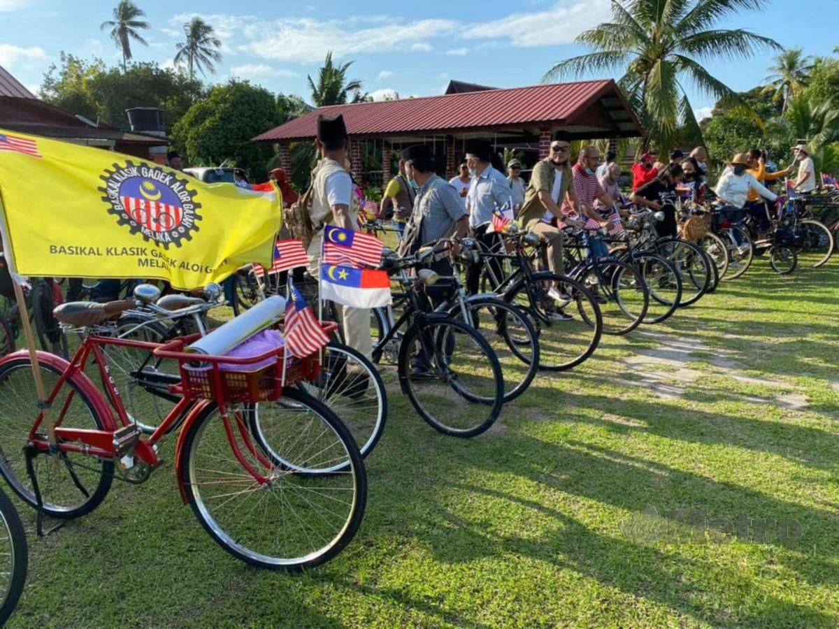 SEBAHAGIAN peserta basikal klasik menyertai program santai kali pertama di Gadek Alor Gajah. FOTO NAZRI ABU BAKAR