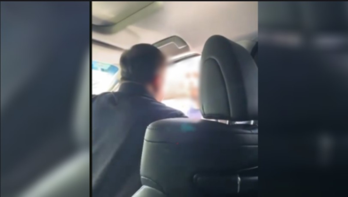 RAKAMAN video tular menunjukkan dua lelaki bertengkar di sebuah tempat letak kereta. 
