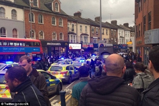 Anggota polis membanjiri  jalan di depan Stesen Keretapi Walthamstow Central selepas pergaduhan tercetus membabitkan lebih 200 remaja perempuan.  - Foto Daily Mail