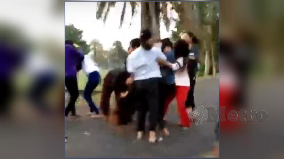 Rakaman video yang tular membabitkan pergaduhan dua kumpulan pelajar perempuan. FOTO Ihsan Pembaca