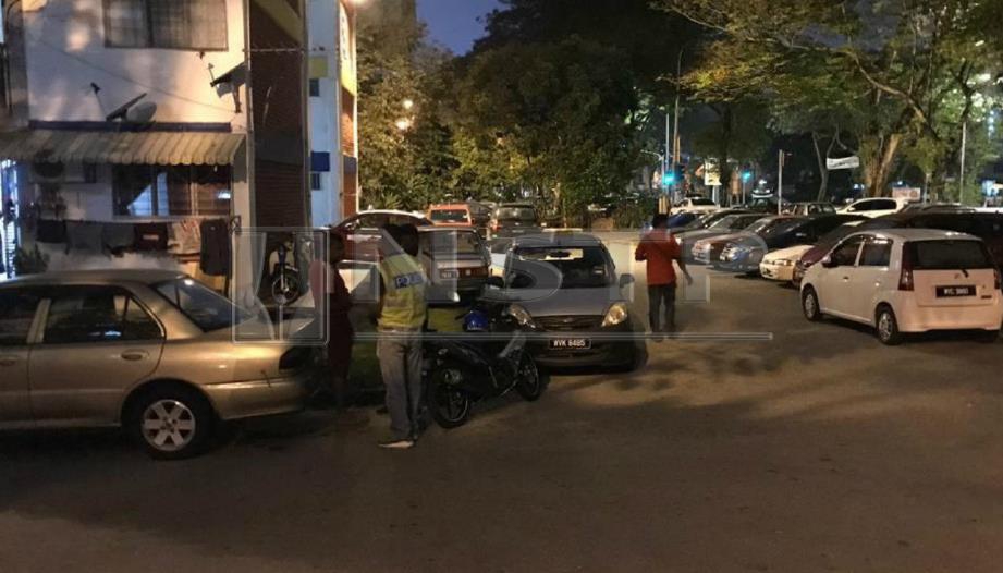 KEADAAN tenang dan terkawal di lokasi pergaduhan membabitkan dua lelaki di flat sekitar kawasan Salak Selatan, Kuala Lumpur, malam tadi dan tidak membabitkan sebarang sentimen perkauman. FOTO ihsan pembaca.