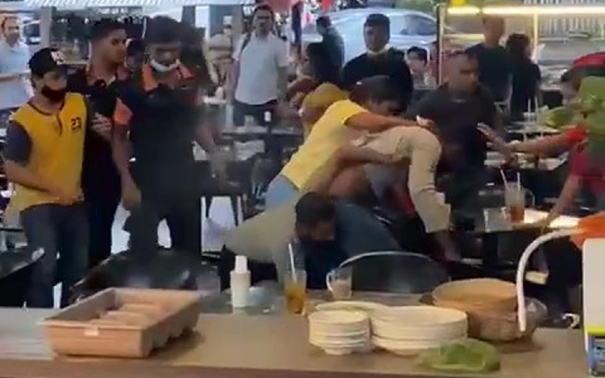 RAKAMAN video menunjukkan insiden kekecohan membabitkan beberapa pelanggan serta pekerja di sebuah restoran di Jalan SS15/4, Subang Jaya, tular di media sosial, semalam. FOTO IHSAN PEMBACA