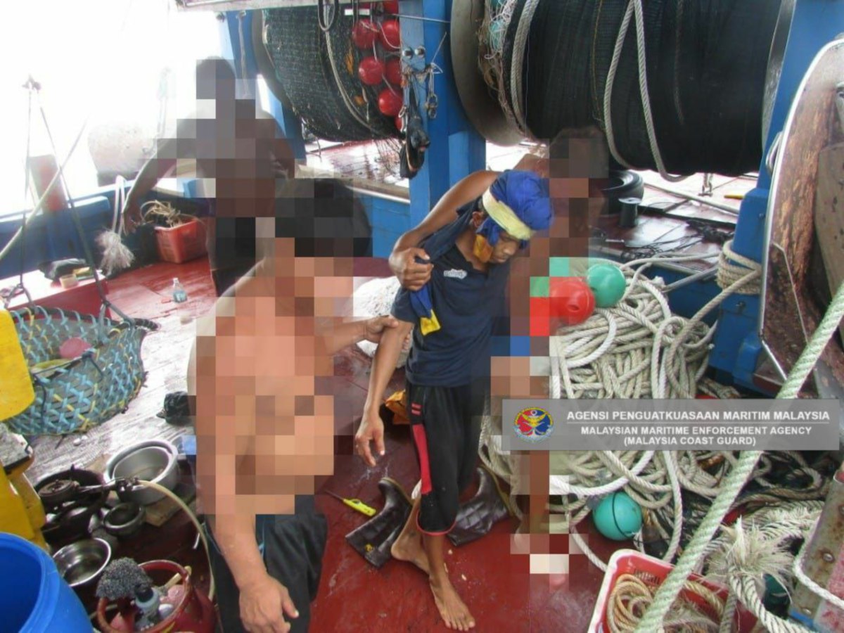 dua nelayan warga asing yang bergaduh atas sebuah bot, ditahan APMM. Ihsan APMM