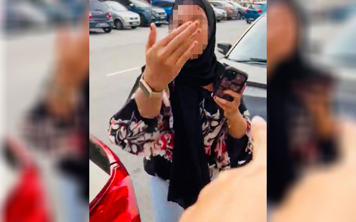 Tangkap layar video tular memaparkan insiden dua wanita bergaduh kerana berebut petak meletak kenderaan di sebuah pasar raya di Kepala Batas. FOTO TULAR