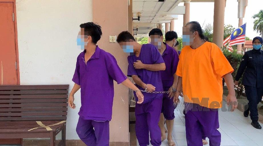 SERAMAI 13 lelaki dihadapkan di Mahkamah Majistret Seri Manjung, hari ini atas kesalahan merusuh di hadapan Tokong Fu Ling Kong, Sungai Pinang Besar, Pangkor. FOTO NOOR HIDAYAH TANZIZI. 