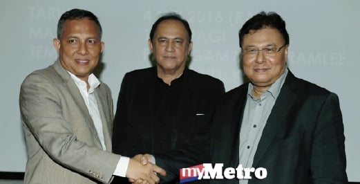 (Dari kiri) Jurey bersalaman dengan Kamil bersama Presiden Persatuan Penerbit Filem, Datuk Yusof Haslam. FOTO NSTP/SHIRAZ ALI