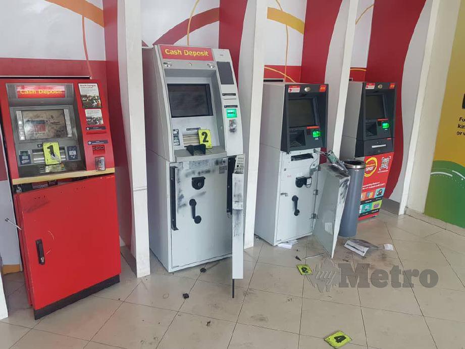 MESIN ATM dan CDM yang gagal dilarikan penjenayah. FOTO ihsan polis