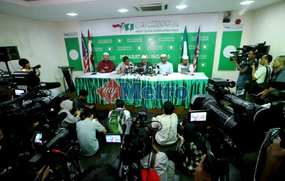Tuan Ibrahim (tengah) pada sidang media manifesto yang akan dilancarkan pada 18 Mac nanti. FOTO Eizairi Shamsudin 