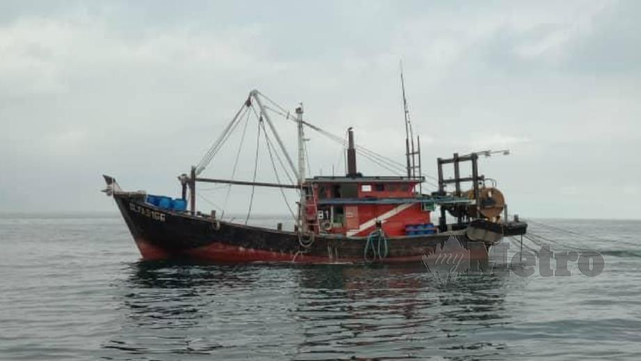 Bot nelayan yang ditahan APMM di perairan berdekatan Pulau Selat Kering, Klang semalam. Foto Ihsan APMM