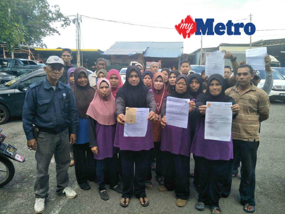 Sebahagian 35 pekerja pembersihan lima sekolah di Kuala Kedah menunjukkan salinan laporan polis dan slip gaji terakhir mereka. FOTO Zuliaty Zulkiffli