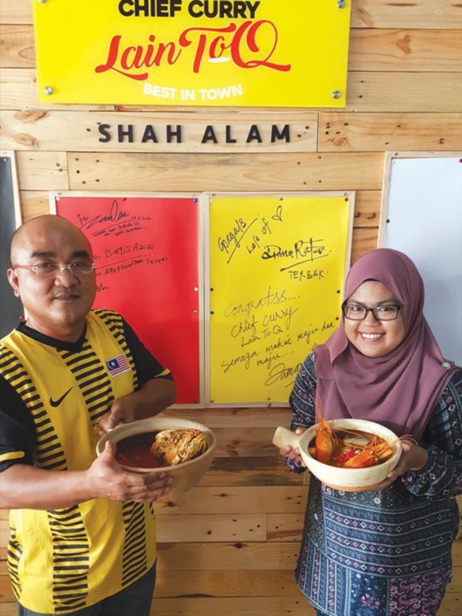 AZAHAR dan Jannah menunjukkan dua hidangan menjadi kegemaran ramai di Restoran Chief Curry Lain Toq.