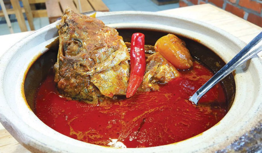 KARI kepala ikan antara yang menjadi pilihan pelanggan di Restoran Chief Curry Lain Toq.